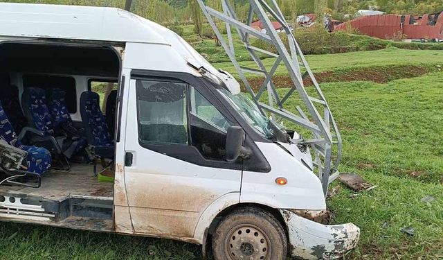 Yolcu minibüsü direğe çarptı: 11 yaralı