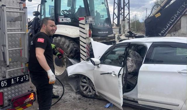 Van'da otomobil iş makinesine çarptı