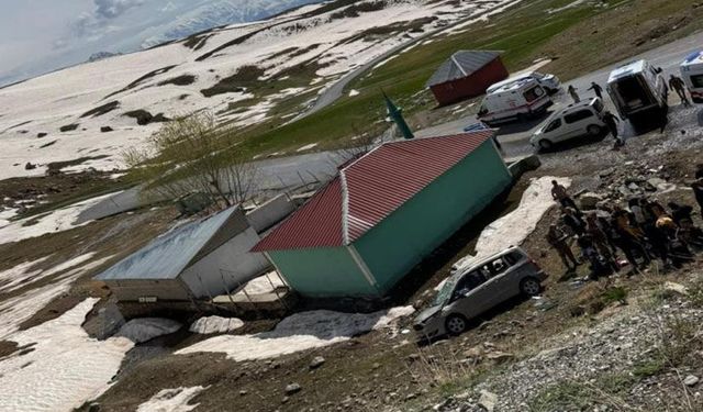 Şarampole yuvarlanan araçta 4 kişi yaralandı