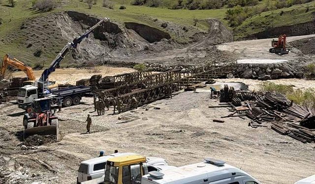 Hakkari-Van yolunda panel köprü çalışması sürüyor