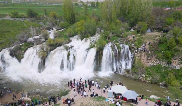 Van'da tarihi bayram izdihamı: Muradiye Şelalesi'nde adım atacak yer kalmadı, İranlılar akın etti!