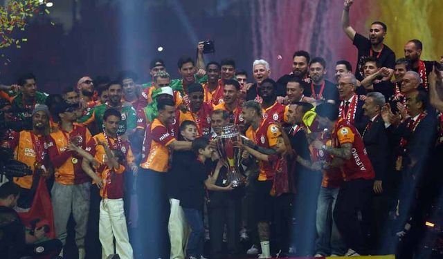 Şampiyon Galatasaray kupasını aldı