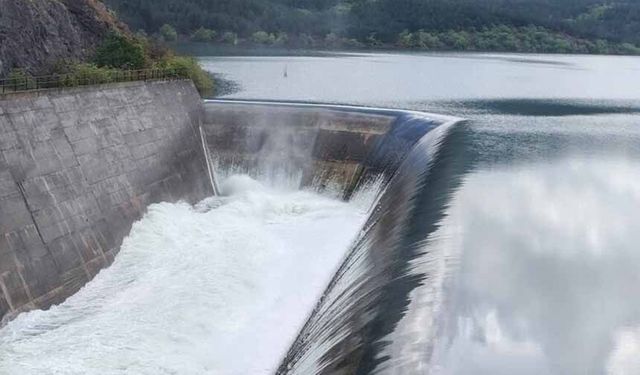 Almus Baraj Gölü'nde dolusavaktan su tahliyesi sürüyor