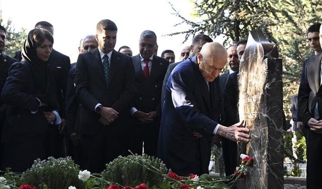 Bahçeli, Alparslan Türkeş'in kabrini ziyaret etti