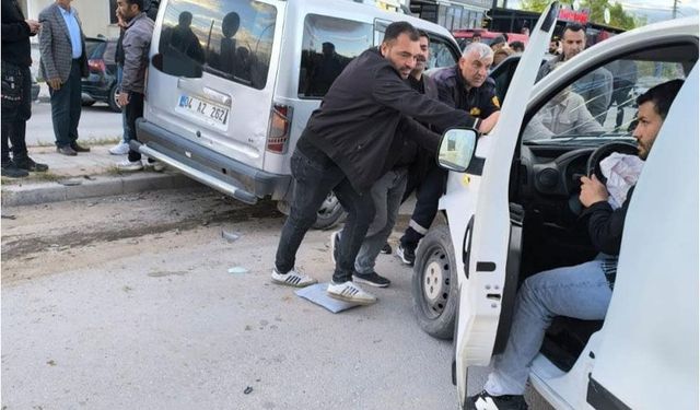 Van'da kamyonetler çarpıştı: 3 kişi yaralndı