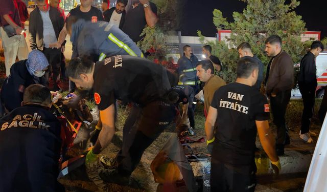 Van'da otomobil ile kamyonet çarpıştı, 8 yaralı!