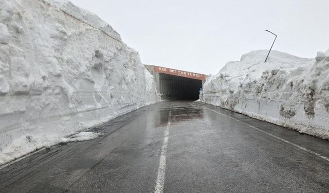 Bahçesaray yolu kontrollü olarak ulaşıma açıldı