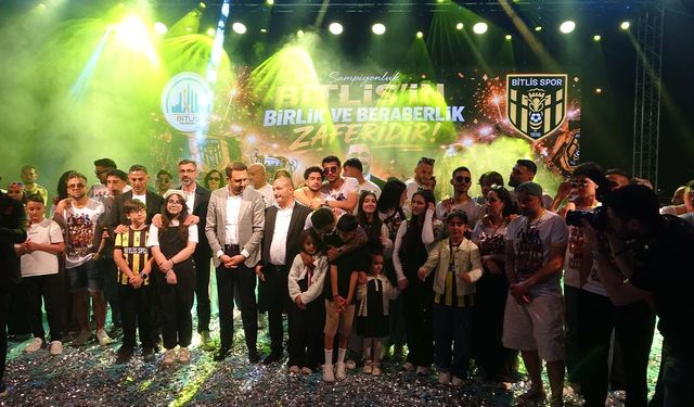 Bitlis Spor şampiyonluğu taraftarlarıyla kutladı