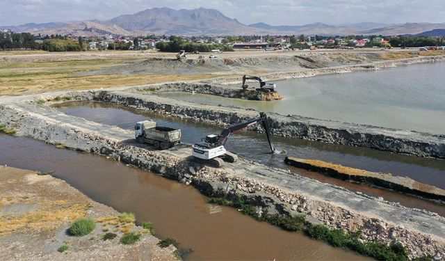 Van Gölü'nden 2 milyon 100 bin metreküp dip çamuru çıkarıldı