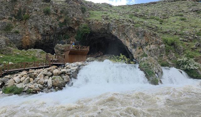 Van'da mağaradan çıkan doğal su kaynağı ilgi odağı oldu