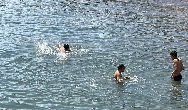 Ahlat'ta çocuklar Van Gölü'nün keyfini çıkardı