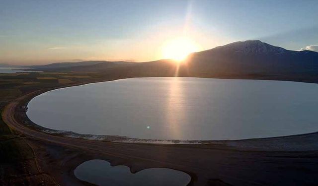 Van Gölü ile Arin Gölü arasında gün batımı güzelliği