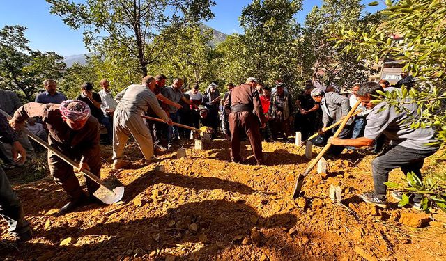 Hakkari'de aile katliamı: Anne ve 3 çocuğu yan yana defnedildi