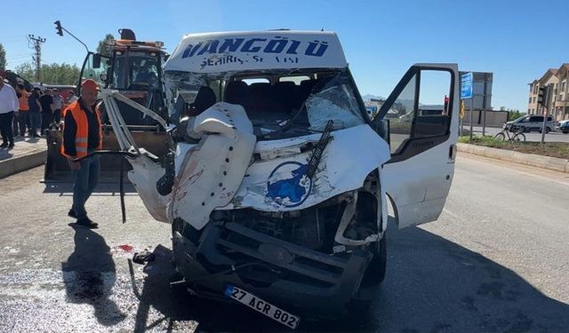 Yolcu minibüsü ile kamyonun çarpıştığı kazada hayatını kaybedenlerin isimleri belli oldu
