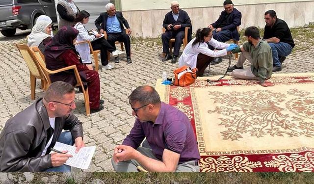 Ekiplerden köy sakinlerine hipertansiyon ve tuz kullanımı eğitimi