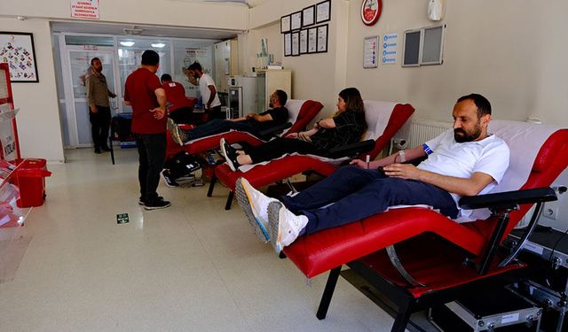 Van’da gazeteciler kan bağışında bulundu