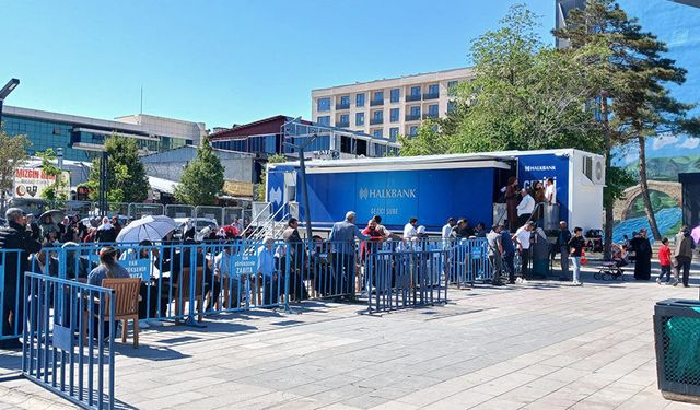 Van’da ‘Aile Kart’ yoğunluğu sürüyor! Kent Meydanı’nda uzun kuyruklar oluştu