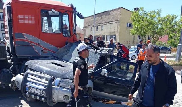 Hafif ticari araç ile vinç çarpıştı: 1 yaralı