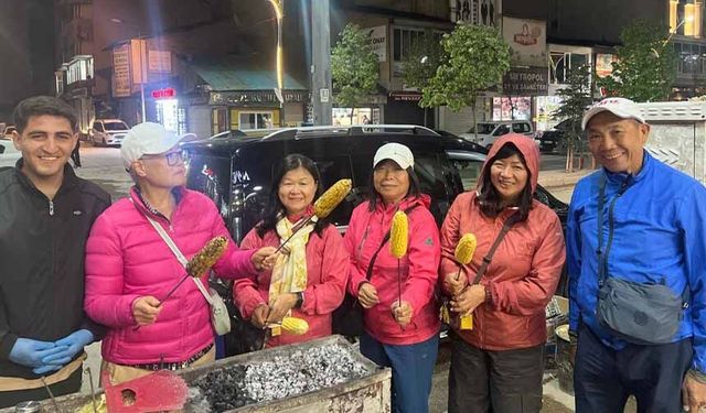 Yüksekova’da Taylandlı turistlere közde mısır ikramı yapıldı