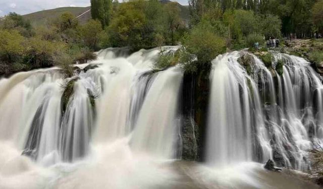 Muradiye Şelalesi ziyaretçi akınına uğradı