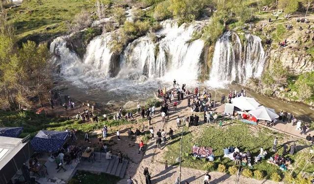 Muradiye Şelalesi'nde Kurban Bayramı yoğunluğu