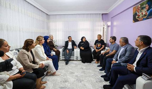 Özgür Özel, Rojin Kabaiş’in ailesini ziyaret etti