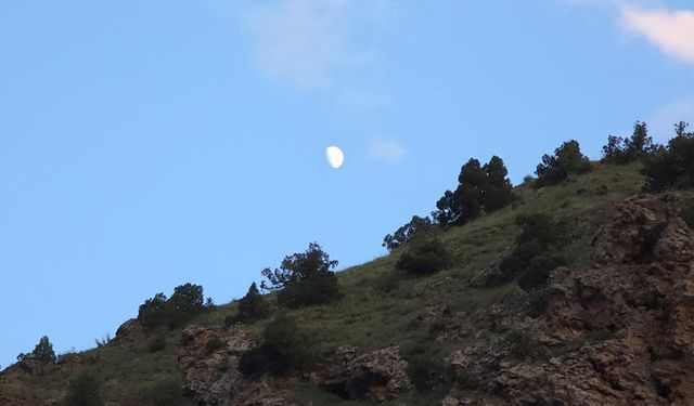 Van'da dolunay öncesi şişkin ay büyüledi