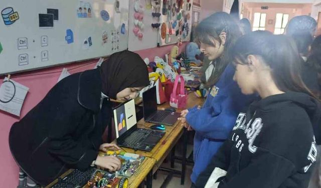 Ortaokul öğrencilerine bölüm tanıtım sergisi