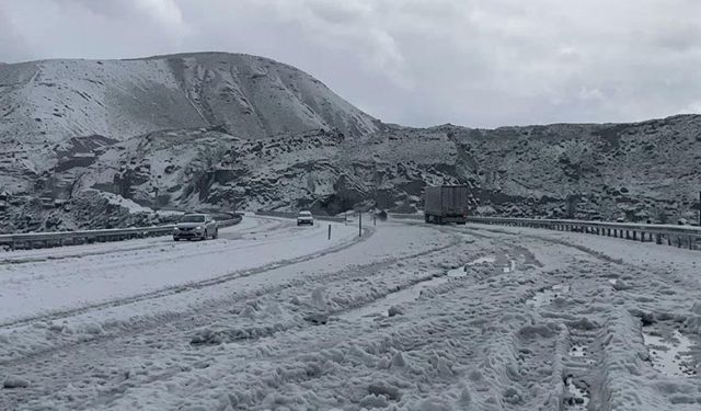 Tendürek Geçidi'nde dolu yağışı kışı aratmadı