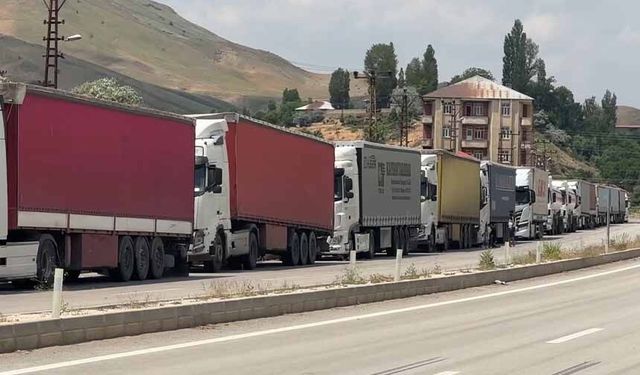 Türkiye-İran sınırında 5 kilometrelik tır kuyruğu oluştu