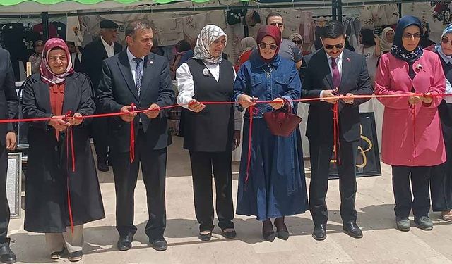 Özalp Halk Eğitim Merkezi Müdürlüğünün yılsonu sergisi ilgi gördü
