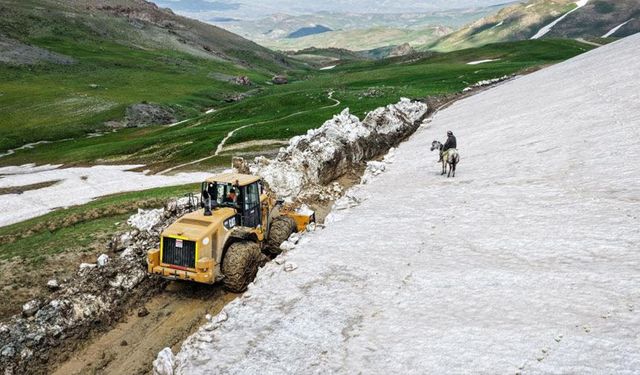 Van’da haziranda 3 metreyi bulan karda yol açma çalışması