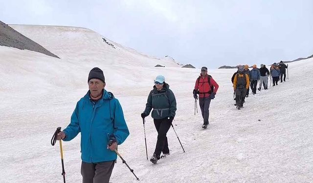 Süphan Dağı zirvesinde ‘Van Gölü’ mesajı