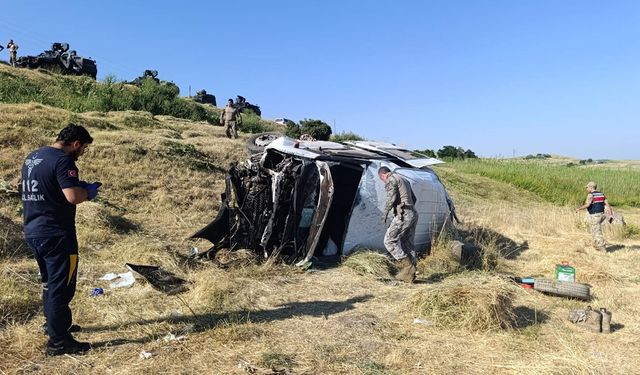 Van'da askeri personeli taşıyan minibüs devrildi: 3 asker yaralandı
