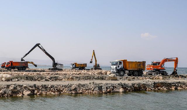Van Gölü'nden 2 milyon 165 bin metreküp dip çamuru ve balçık çıkarıldı