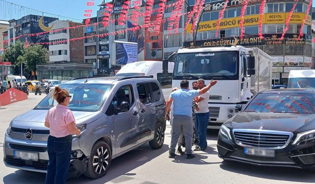 Van Beşyol'da maddi hasarlı trafik kazası
