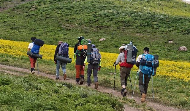 Van'da 25 kilometrelik doğa yürüyüşü Çalyan Gölü'nde sona erdi