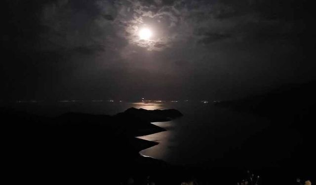 Van'da bulutların arasından yükselen Geyik Dolunayı