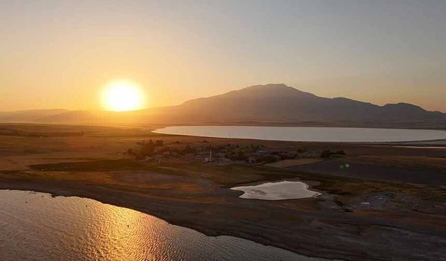 Van Gölü'nde gün batımı