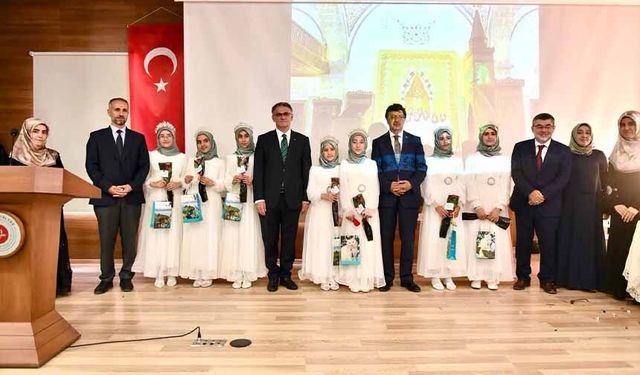 Van'da hafız olan 7 kız öğrenci için taç giydirme töreni düzenlendi