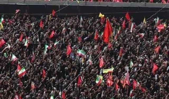 İran’da binlerce kişi Hamaney’in cenaze töreni için toplandı