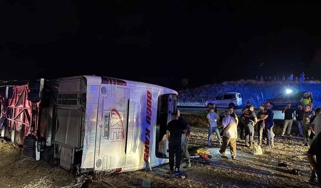 Yolcu otobüsü devrildi: 40 kişi yaralandı