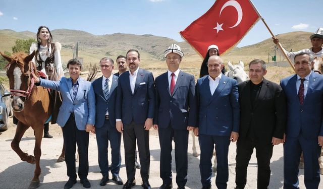 Prof. Dr. Kürşad Zorlu, Ulupamir Kültür Şöleni'nde kardeşlik mesajı verdi