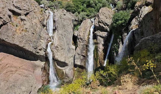 Hakkari'de Marînüs Şelalesi büyülüyor