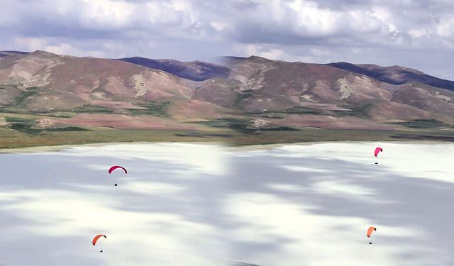Van'da Akgöl paraşüt gösterisiyle tanıtıldı