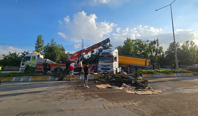 Van'da kontrolden çıkan hafriyat kamyonu refüje çıktı