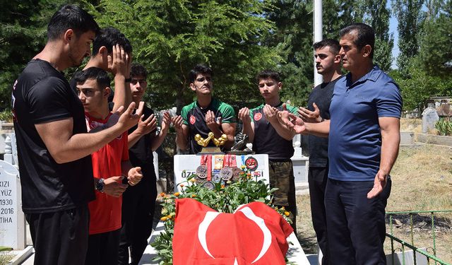 Şampiyon sporcular Vanlı şehidin mezarına madalyalarını bırakıp dua etti