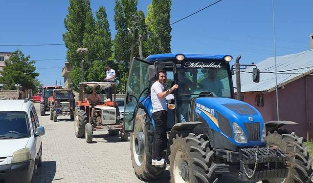 Van'da traktörlü düğün konvoyu