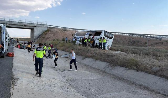 Van yolcu otobüsü şarampole devrildi: 44 yaralı