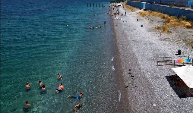 Van'da sıcaktan bunalanlar Van Gölü'ne akın etti